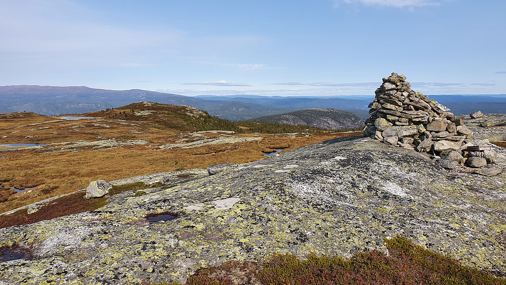 Toppvarden på Slettefjell (905) til høyre. Utsikt mot nordøst. I bakgrunnen og like til venstre for toppvarden, ses Andersnatten (733).