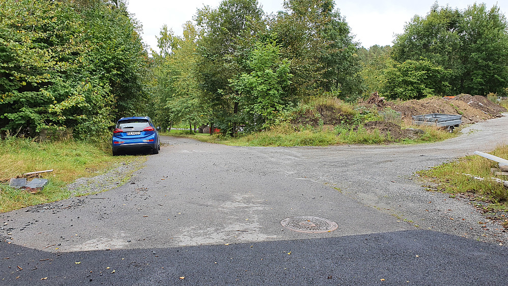 Parkering ved enden av en blindvei. Stien tar av til venstre utenfor bildet.