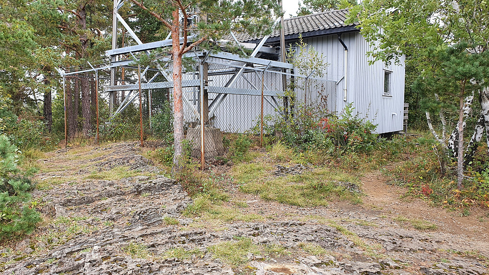Denne masta og bygningen står omtrent på høyeste punkt.