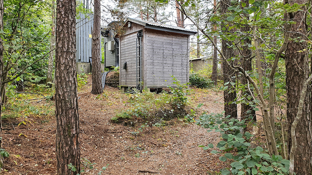 Flere små hus og tekniske installasjoner på den andre høyden på Høgenhei.