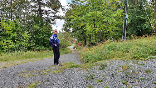 Den lille veistubben midt i bildet her måtte jeg altså gå opp (og ned).