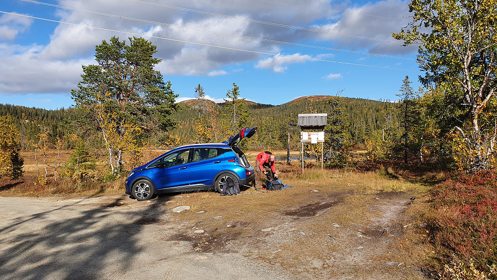 Parkeringslomma i veikrysset ved Øyvatn. Kraknatten (1047) er toppen i bakgrunnen rett over infotavla.