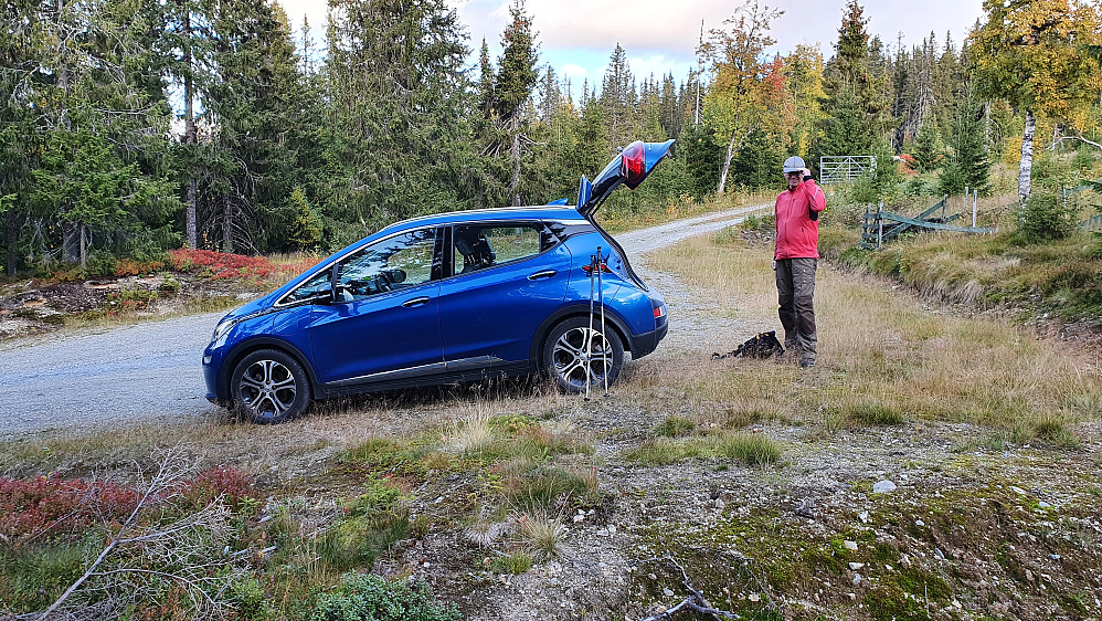 Parkering litt nedenfor setra Veneli. Veien til setra fortsetter oppover i bakgrunnen, og der ses også grinda, som nå sto oppe.