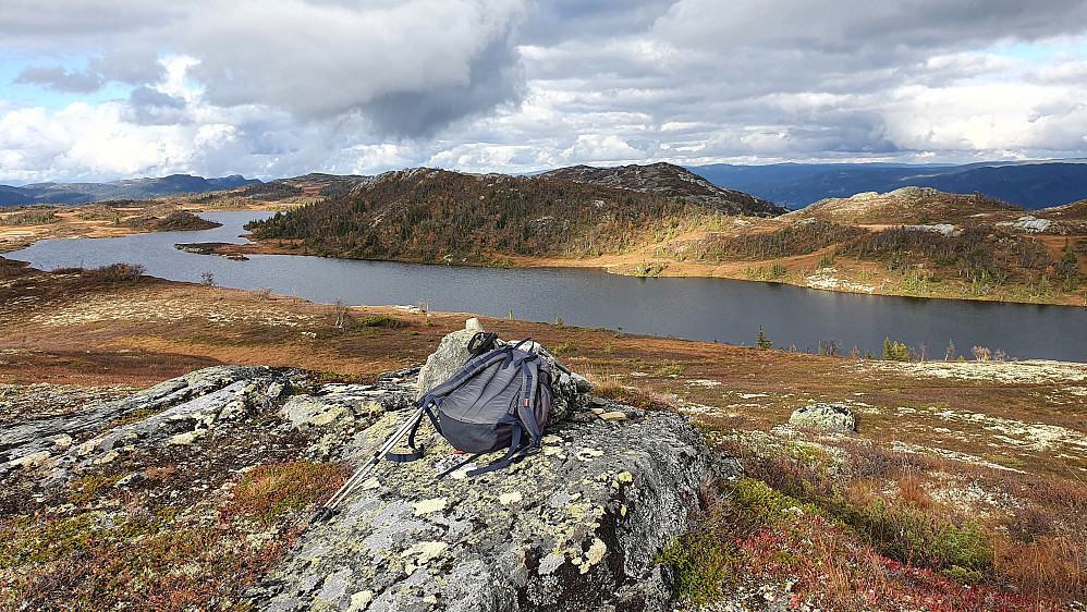 Sekken min ligger på toppen Nordvest for Darren (1084). I bakgrunnen er innsjøen Store Rustadvatn og landskapet jeg snart skulle bevege meg i.