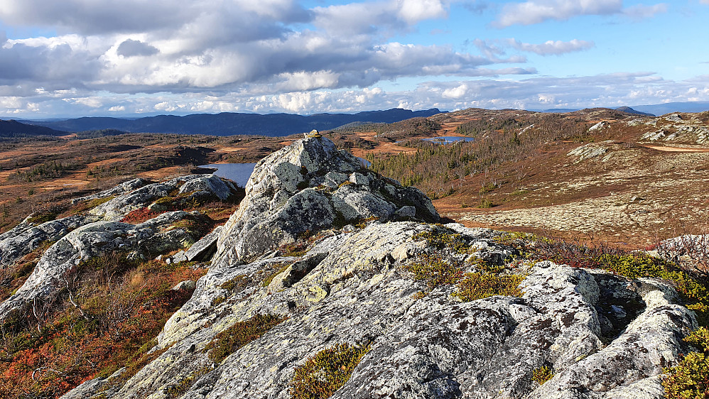 På Rustadstølfjellet (1090), hvor en varde bestående av to steiner var plassert oppå et smalt toppunkt.