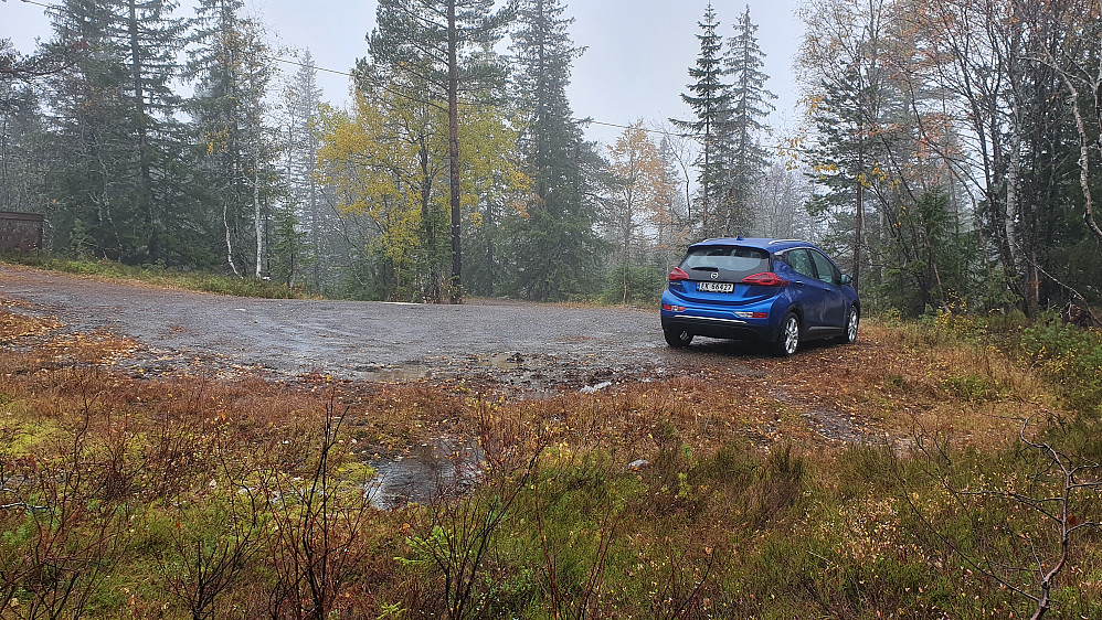 Parkering i svingen/snuplassen før den siste hytta. Veien videre til denne hytta forsvinner ut av bildet til venstre.