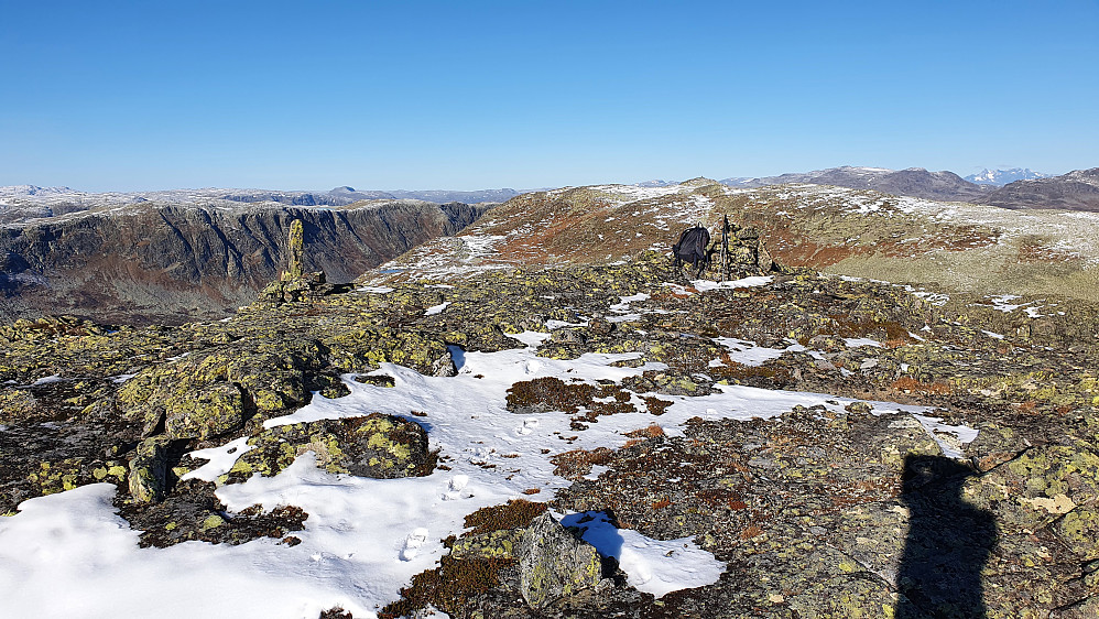 Litt til høyre er sekken min lent inntil den ene toppvarden på Trongebottfjellet (1585). Noe lengre bak og rett over sekken, ses høyden hvor toppen av Slettind (1592) er.