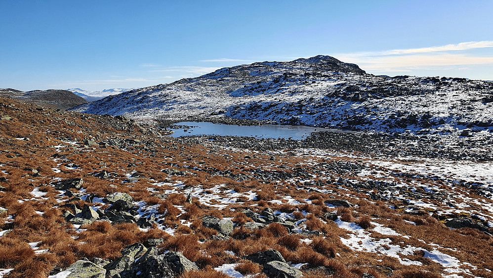 Jeg har begynt å gå oppover mot Slettind (1592). Det ene tjernet i skaret ses midt i bildet, med Trongebottfjellet (1585) bakenfor.