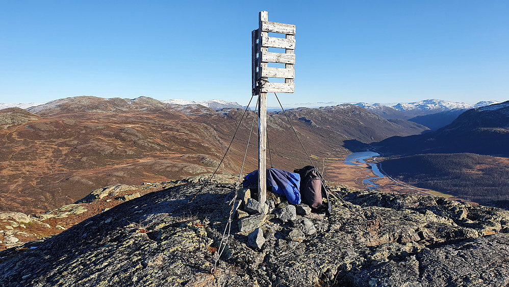 På toppen av Bakkestølnøse (1363), med utsikt mot øst/sørøst. Vannet nede i dalen til høyre er Storeskardvatnet. 