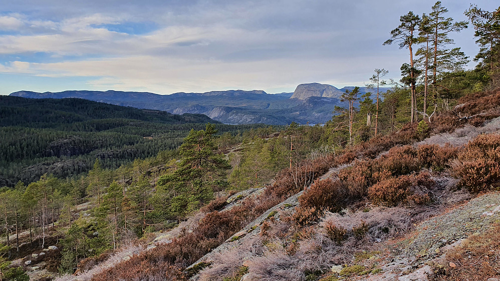 Utsikten begynner å åpne under oppstigningen. Her mot vest, med det karakteristiske Hægefjell (1021) i bakgrunnen til høyre.