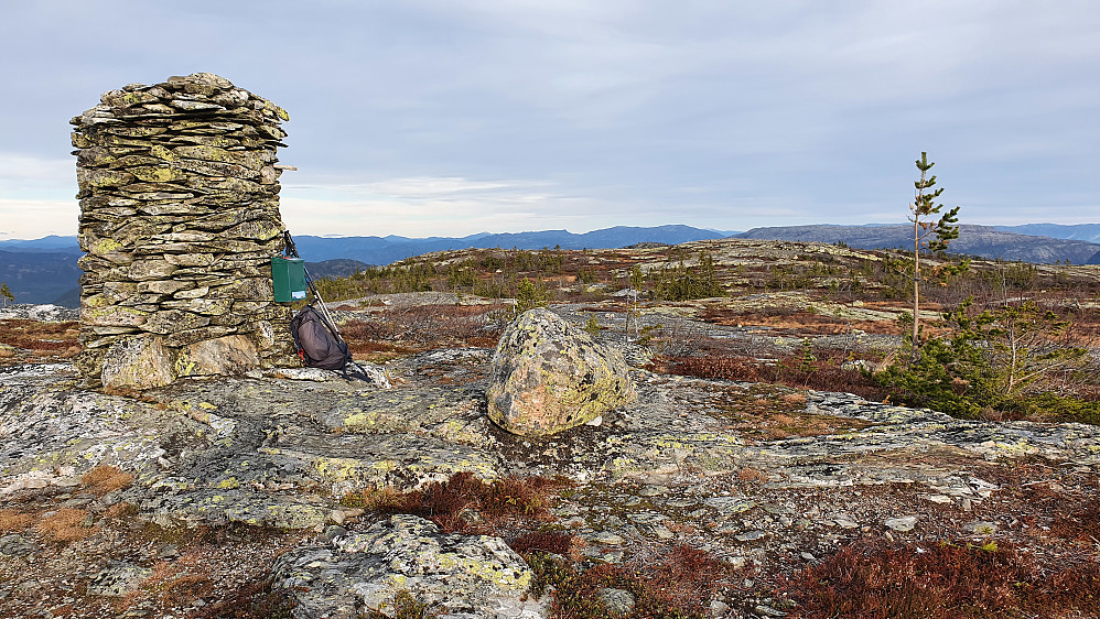 På Fagerliheii Sør (911), hvor trig.punktet er. Aller høyeste punkt, med knapp margin, er imidlertid den slake høyden 400 meter lengre bak og litt til høyre.