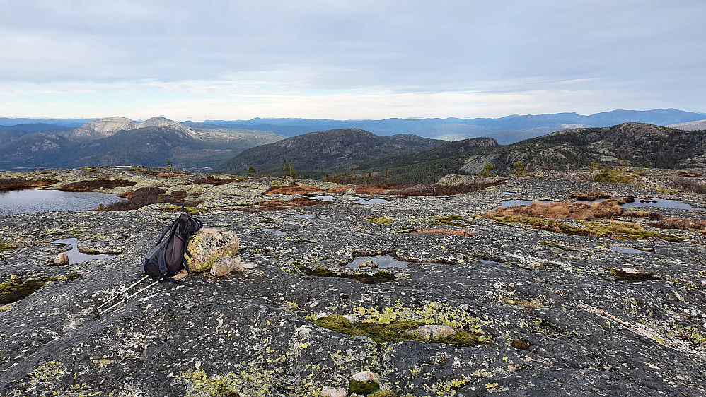 Høyeste punkt på Fagerliheii (911) er markert med kun noen få steiner. Her med utsikt mot nordvest. Fjellet med sol på, bak til venstre, er Roholtfjellet (1017).