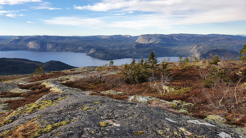 Nydelig utsikt fra området ved trig.punktet på Fagerliheii. Her mot V/SV, med innsjøen Nisser nedenfor. Toppen med de nakne fjellsidene nesten midt i bildet, er Hægefjell (1021).