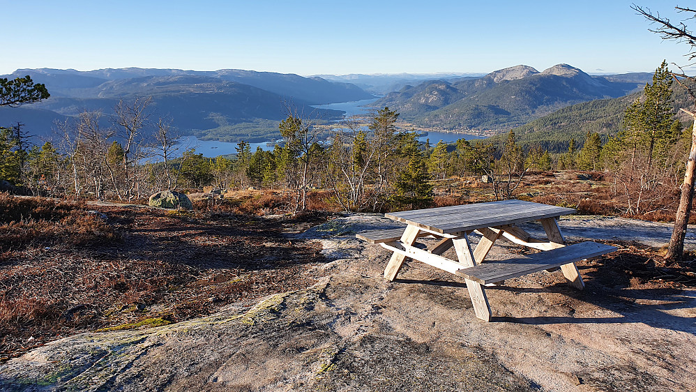 Nydelig utsiktsplass der skogen begynner og tynnes ut. Her mot bl.a. Vrådal og Vråvatn. De markante toppene til høyre er Vestre og Austre Roholtfjell.