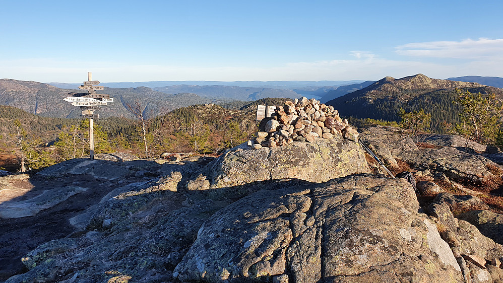 På toppen av Venelifjellet (900). Utsikt mot øst. Det markerte fjellet bak til høyre er Kollingan (909).