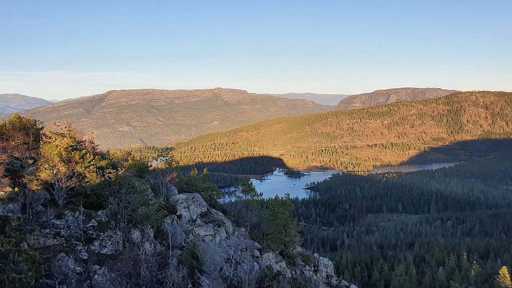 Utsikt mot nordøst fra Skurven. Det store fjellet som dominerer venstre halvdel av bildet, er Brokefjell/Mannslagarnuten (1074).