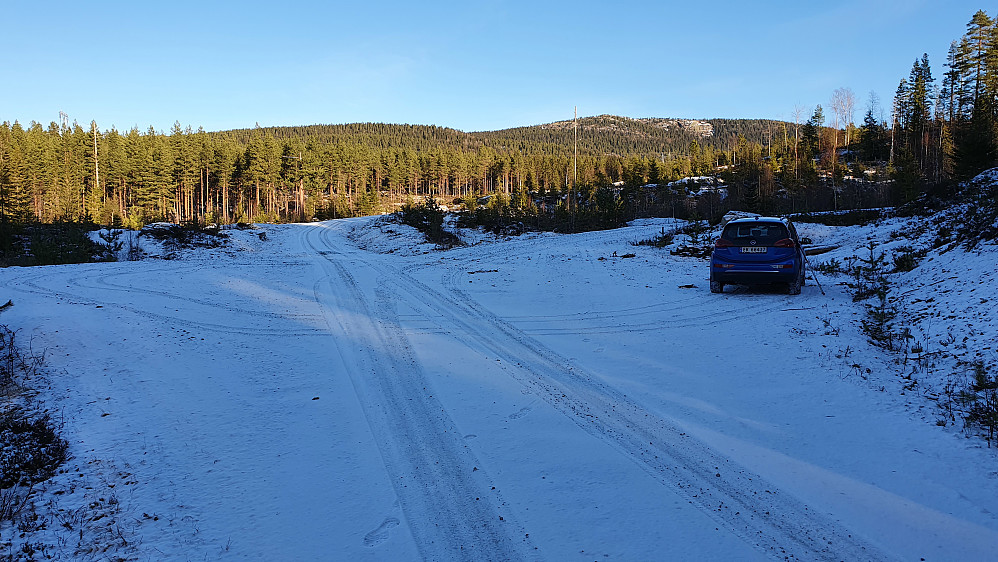 Parkering langs Saksentjernveien, som fortsetter rett fram her. Veien som går opp mot tjerna ved Luserudflata, tar av mot høyre og går like bortenfor bilen.