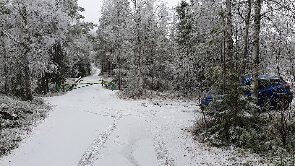 Parkering til høyre her. Rett frem fortsetter grusveien som går på vestsiden av Søre Vælsvatnet. Brua over Væla ses like bakenfor den låste bommen.