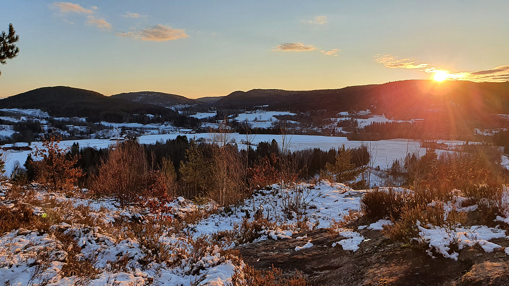 Like før jeg nådde toppen av Steinsvikkollen (143) var sola i ferd med å forsvinne bak åsene i sørvest. Men jeg rakk toppen før sola ble helt borte...