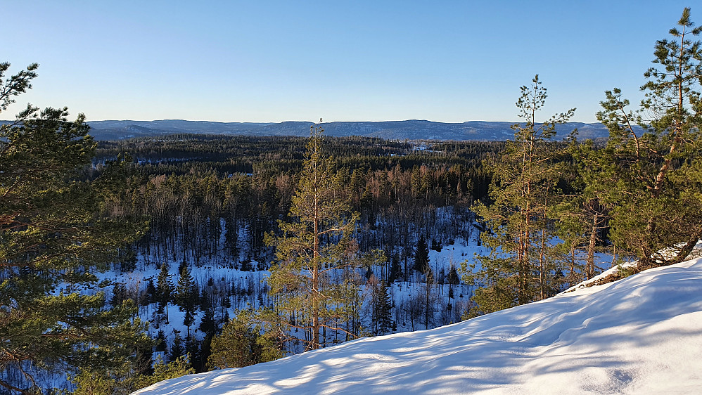 Utsikt mot vest/nordvest, sett fra kanten av den bratte vestsiden på Søndre Brattås (217).