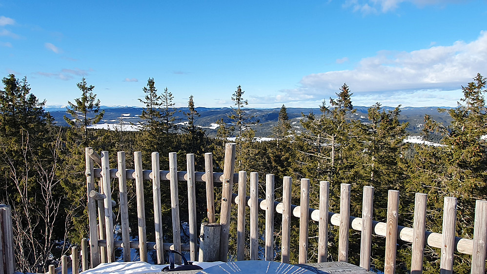 Utsikt mot N/NV fra toppen av tårnet på Oppkuven.