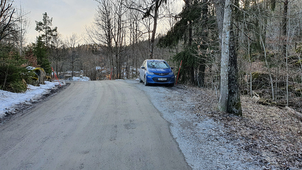 Parkering langs veien like ved stiens start. Jeg står omtrent der den blåmerkede stien begynner.