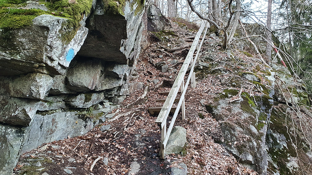 Her svinger stien seg opp en bratt skrent.