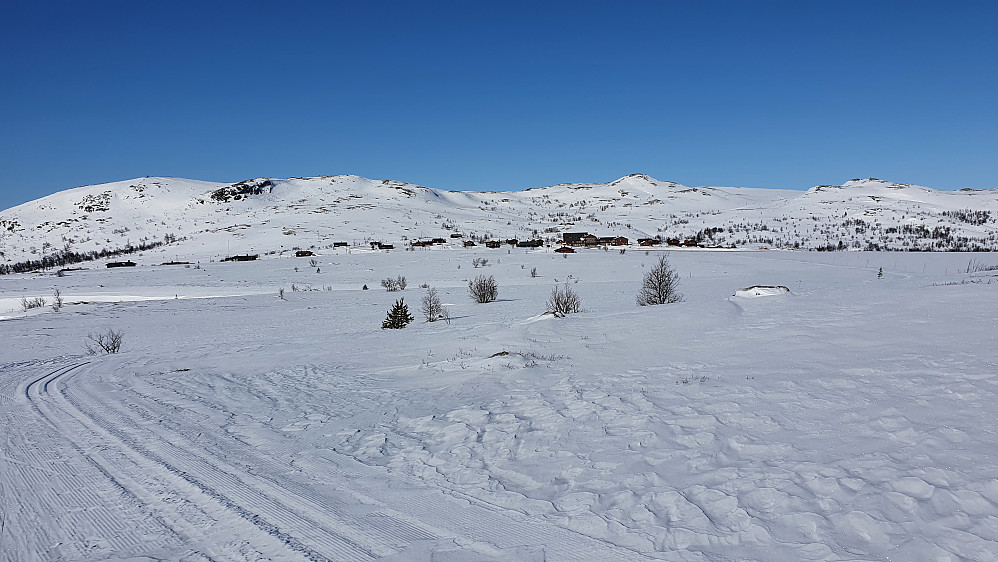 Jeg har gått nesten 700 meter og ser tilbake mot Vasstulan Høyfjellsseter.