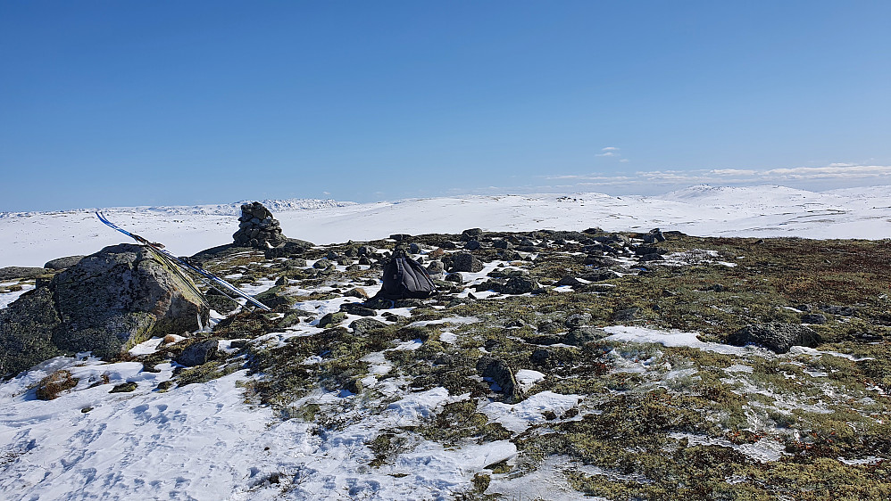 På dagens nest høyeste topp, Nord for Kringlehovda (1332). Her var det fullstendig vindstille. I bakgrunnen til høyre ses Fjellbunuten (1340).