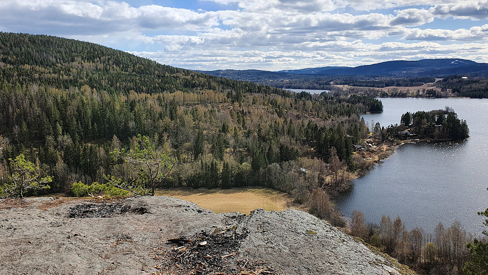 Ravnåskollen utsiktspunkt. Innsjøen nede til høyre er Vikevannet. Åsen i venstre bildekant er Presthøgås.