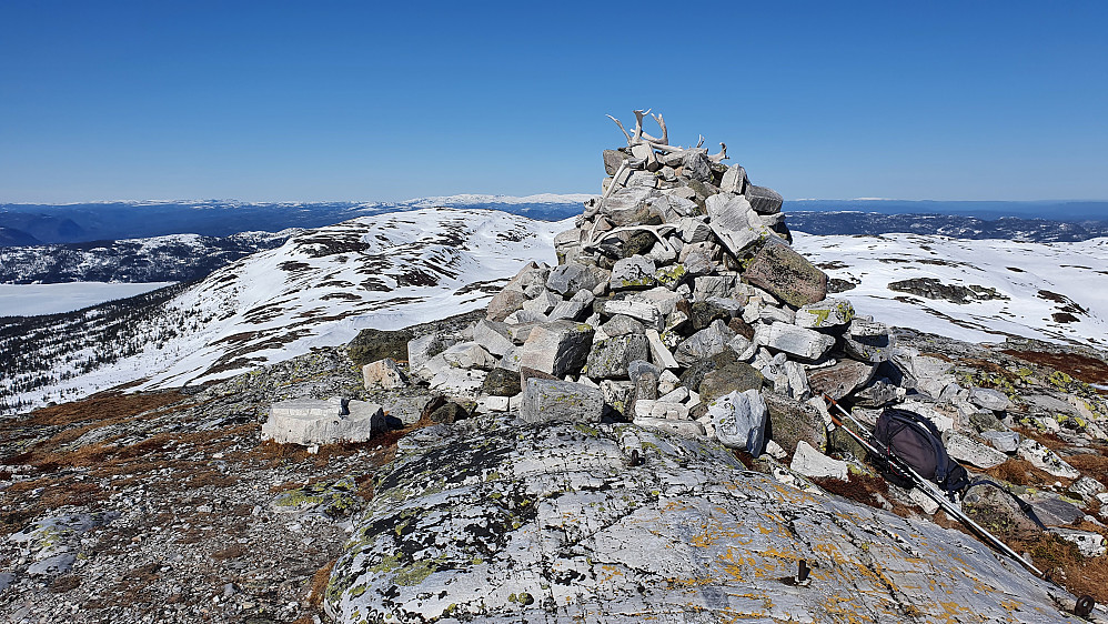På toppen av Åklinuten (1246). Lengre bak og til venstre for varden, er Blenuten (1213). Helt bakerst og midt i bildet, ses Norefjell.