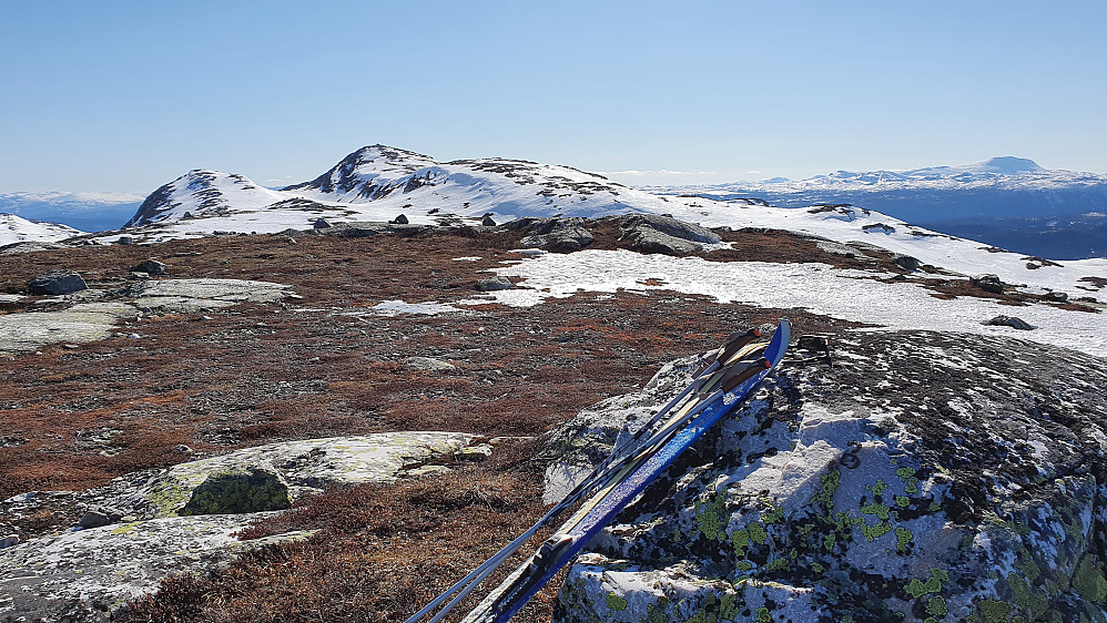 Jeg står på toppen Nordøst for Åklinuten (1185). Bak og litt til venstre er Åklinuten (1246). Langt bak og helt til høyre i bildet, ses Gaustatoppen (1883).