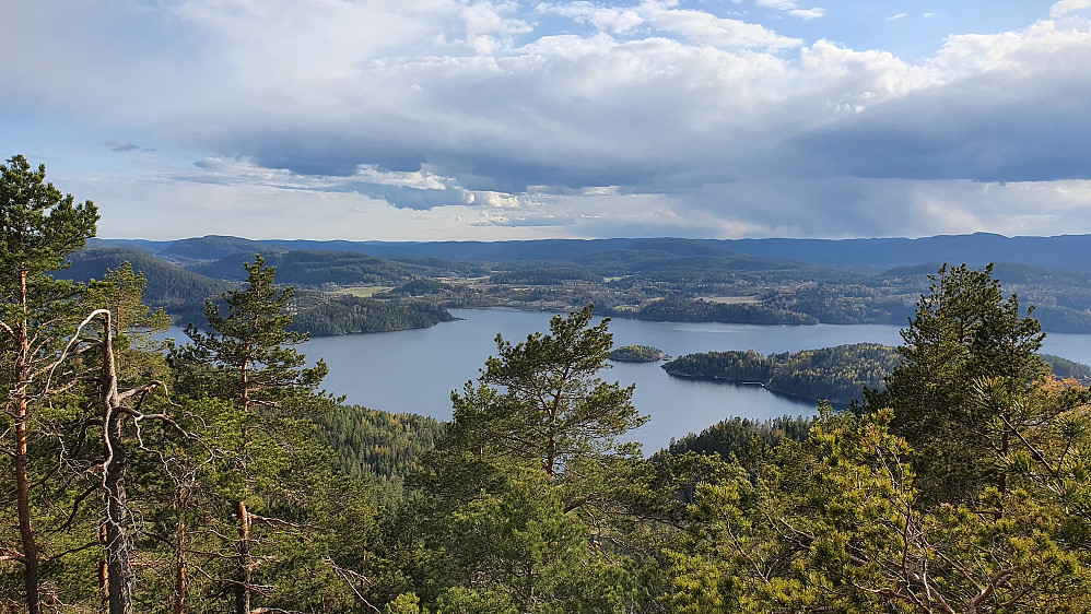 Kokleråsen er litt brattere mot sør og sørvest, så holder man seg på den siden av topplatået, er det fin utsikt noen plasser.