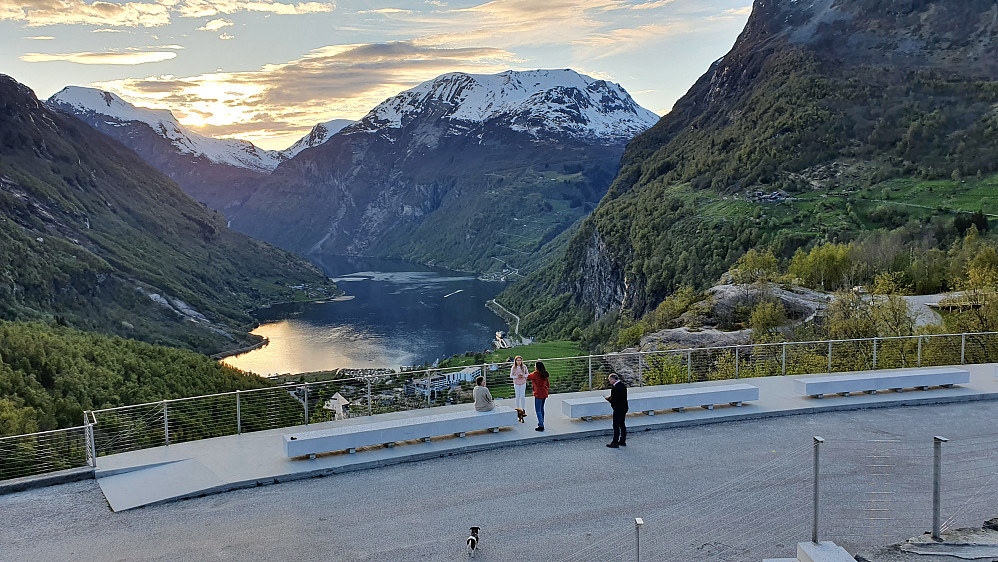 På vei ned mot Geiranger lørdag kveld ble det naturligvis en liten stopp for å nyte den praktfulle utsikten.