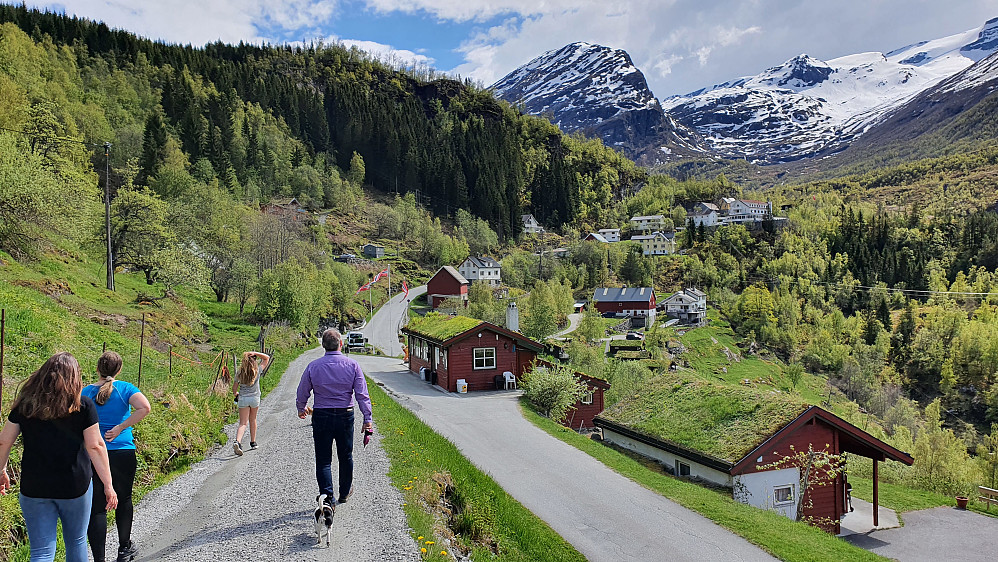 Fra spaserturen på søndag, før vi kjørte videre hjemover. Hotell Utsikten ses oppe til høyre. Nærmest til høyre for oss er Hole hytteutleige.