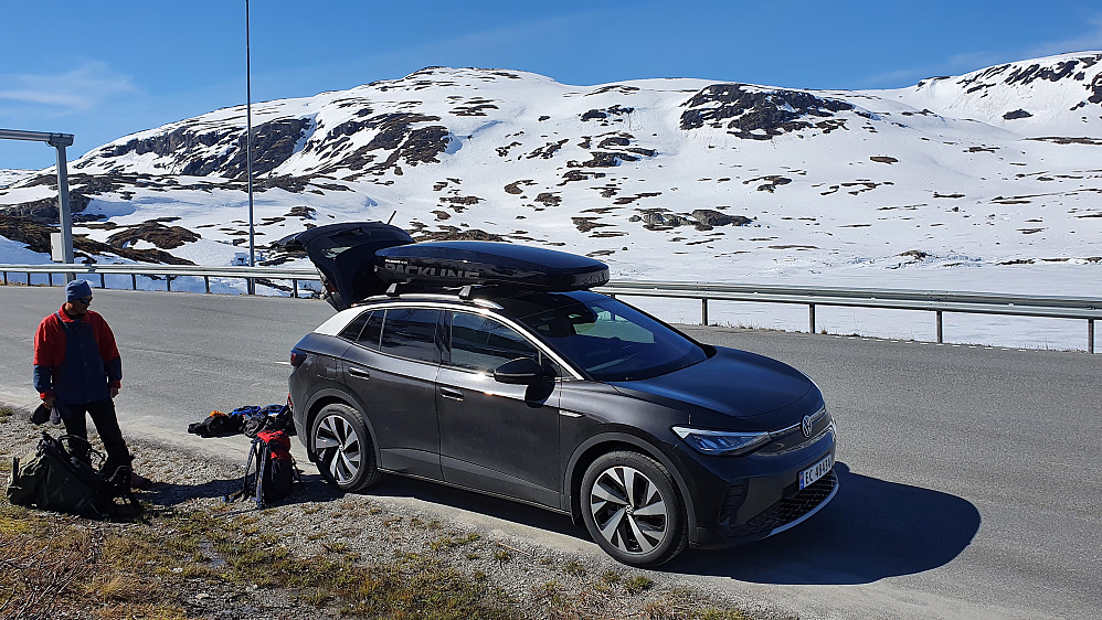 Parkeringen ved det vestre utløpet av Geitryggtunnelen. I bakgrunnen er den østre delen av Bakkahellertunga, hvor vi litt senere gikk opp.