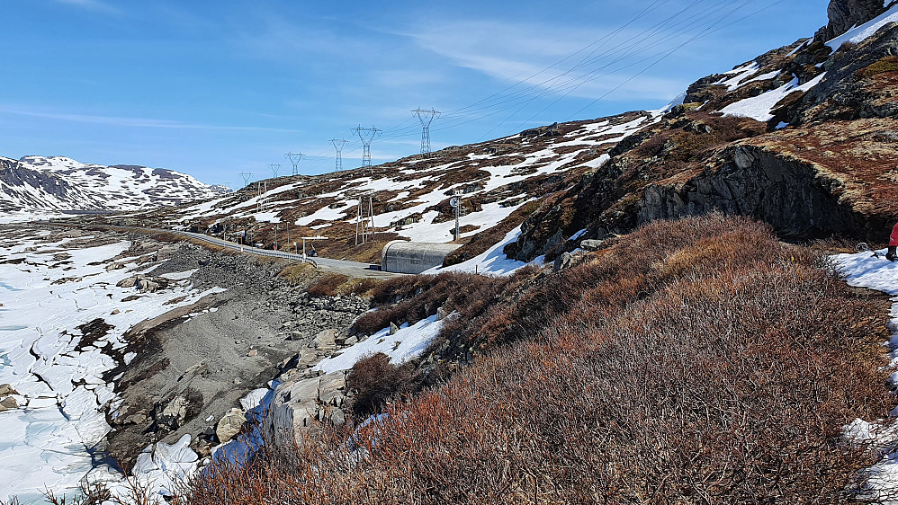 Vi har nettopp begynt å gå, og ser tilbake mot tunnelåpningen hvor bilen står parkert litt mer til venstre.