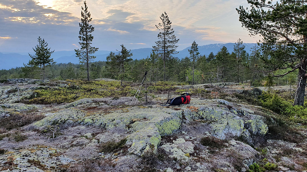 Sekken min ligger på berget som trolig er høyeste på Leknesfjellet (719). Her med utsikt mot nordvest.