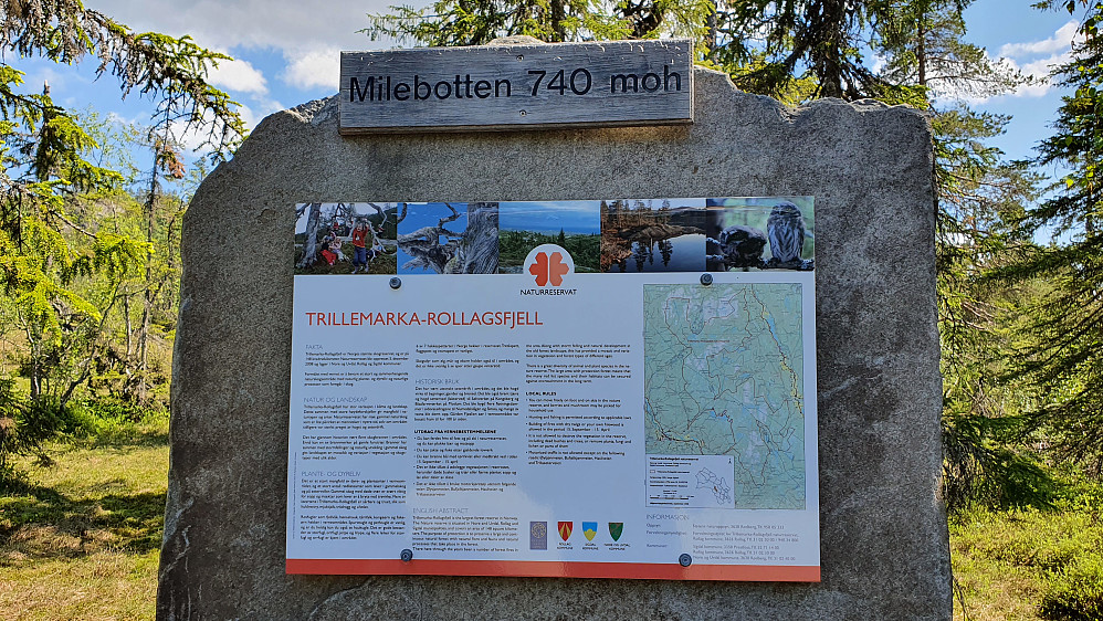 På Milebotten var det satt opp en steinblokk med en tavle hvor det sto litt om Trillemarka-Rollagsfjell naturreservat.