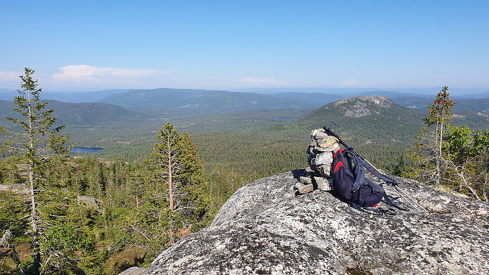 På dagens laveste topp, Langevassåsen (805), som også var en fin topp med nydelig utsikt. I bakgrunnen til høyre er Tekslehogget (721).