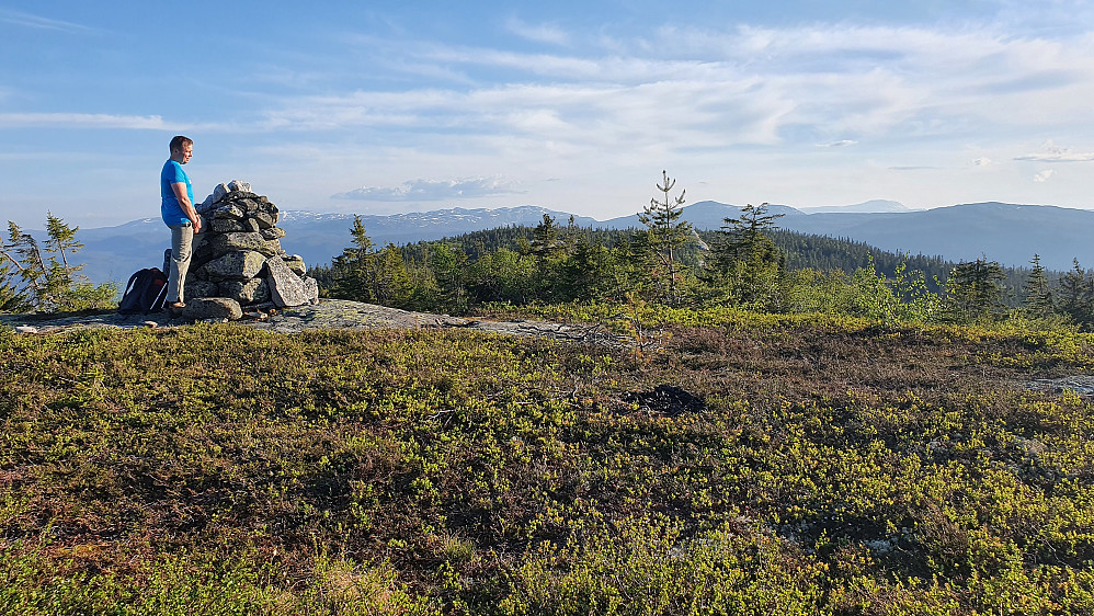 På Raudsteinvarden. Utsikt mot sørvest. Bakerst til venstre er Blefjell. Langt bak og til høyre ses Gaustatoppen.