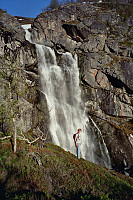 13.06.1995 - Hans Petter foran en fin foss i elva Grjota, ved skoggrensen i østsiden på Visdalen.