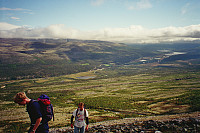 10.09.1995 - Godt på vei oppover sørøstflanken på Storsvultens sørøstre topp (1790). Elva Atna nedenfor, med Atnsjøen bak til høyre.