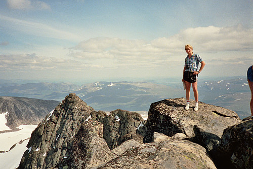 Meg på Tjønnholstind i 1990. Dette var min 2. tur til topper over 2000 meter, og årets eneste av det slaget også. Men det var utvilsomt en nydelig tur i et herlig sommervær! På returen til Valdresflya gikk vi over Tjønnholsoksle.
