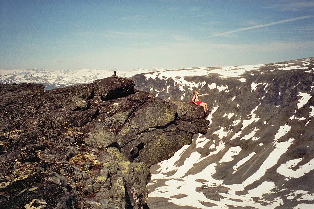 12.07.1995 - Hans Petter på overhenget på Bukkehøe N2 (2084, høyde 2078 på kartet). Det er rundt 200 meter rett ned her. Bak til høyre ser vi litt av Dumhøe-platået.