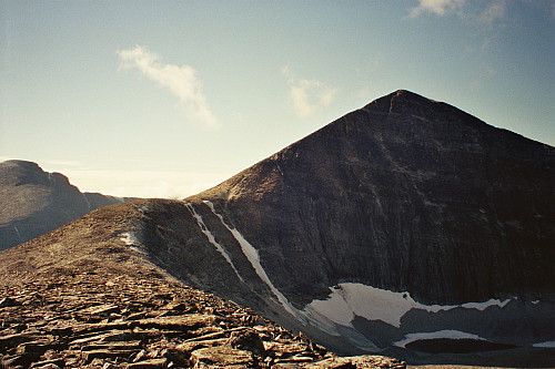 10.09.1995 - Den mektige pyramidetoppen Høgronden (2115) med den mørke østveggen tar seg bra ut fra Storsvulten (1871). Rondslottet (2178) sniker seg med på bildet bak til venstre.