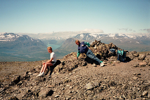 28.07.1991: På toppen av Sikkilsdalshøe (1778). Bak ses Gjende, og blant annet Tjønnholstinden (2331) helt til venstre, og Besshøe (2258) nokså midt i bildet.