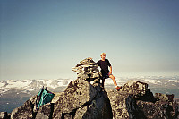 20.08.1995 - Endelig på toppen av selveste Skardstinden (2373 moh). I shorts og t-skjorte, og det var mer enn varmt nok. For en følelse å stå der oppe...!