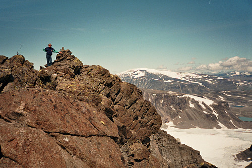 Min bror på toppen av Surtningssue i juli 1991. Også dette ble årets eneste tur over 2000 meter, og nå begynte samlemanien så vidt å gro, men først året etter tok den ordentlig av. Turen til Surtningssue huskes av at vi alle 3 ble noe grusomt støle de første dagene etterpå. Var litt uvant med sånne høyfjellsturer, og ned mot Memurubu måtte vi gå baklengs pga at visse muskler i beina var helt utkjørt. Returen gikk over Raudhamran (1893).