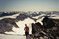 20.08.1995 - Utsikt sørøstover fra toppen av Skardstinden (2373 moh).